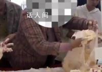 大妈徒手铲商场免费蛋糕装满塑料袋 回应：看到会去制止免费吃的人太多了