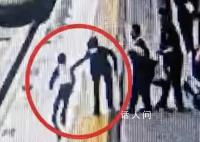 列车进站男童冲向轨道被一把抱回 为尽职尽责的铁路工作人员点赞