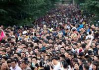 人挤人!各地景区上演人从众
