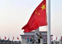 多地游客提前一天排队等着看升旗 祝福祖国繁荣富强