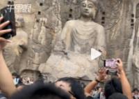 游客称在龙门石窟被挤到怀疑人生 再现人从众模式