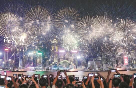 香港烟花汇演:逾3万枚礼花齐放