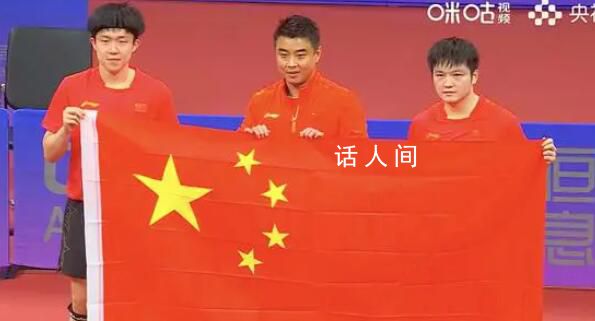 王楚钦领奖后将捧花抛向观众 抬起双手向观众致意