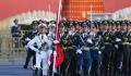 各界群众欢度国庆 山河壮丽红旗高高飘扬
