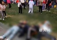 升旗结束3人草坪熟睡被艰难叫醒 引来众多市民的围观