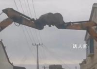 新人结婚用20台挖掘机搭拱门桥 都是朋友对新人表达祝福