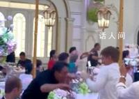 婚礼上伴郎与大叔斗舞场面亮了 现场氛围也很嗨