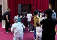 中国美术馆成网红打卡地 众多游客看完升旗后的第一站
