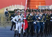 各界群众欢度国庆 山河壮丽红旗高高飘扬