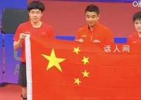 王楚钦领奖后将捧花抛向观众 抬起双手向观众致意