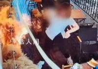 女子点燃餐厅装饰后逃离 商家报警