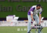 铁饼赛场首次使用机器狗运铁饼 一场比赛可以替人跑7200米