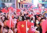 千人挥旗齐唱歌唱祖国超燃 整个现场洋溢着浓浓的节庆氛围