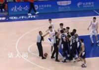 赵继伟与韩国球员冲突 裁判及时控制住场面