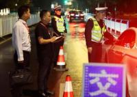 突击检查!正赌博公职人员拔腿就跑
