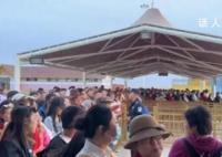 景区因游客排队时间长被通报批评 景区致歉并增派100辆摆渡大巴