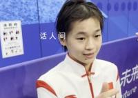全红婵夺冠后比心感谢观众 感谢现场观众加油助威