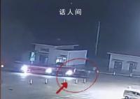 小车卡进货车尾部被拖至服务区 工作人员及时发现救出被困3人
