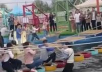 女子狂摇水上浮桥扶绳吓坏游客 吓得游客尖叫连连