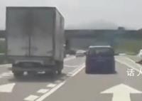 小车高速出口突然变道致多车相撞 场面十分惊险