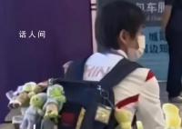 全红婵背了一包玩偶离开杭州 一背包娃娃想认错都难