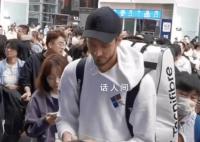梅德韦杰夫乘高铁参加上海大师赛 检票入站的身影也被身边的网友拍下