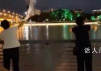 多位女子“放生”矿泉水引争议 旁边还摆放着贡品