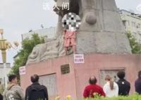 男子攀爬大禹像被拽下后遭怒踹 围观群众劝阻遭辱骂