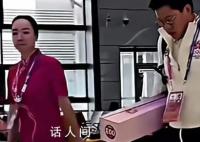 霍启刚抱着郭晶晶的亚运火炬离开杭州 告别杭州亚运会