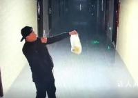 外卖员将外卖挂门上拍照片后拎走 查完监控整个保安室都被逗笑了