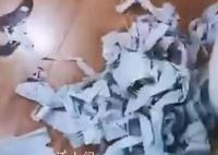 学校称校服塞碎布条系谣言已报警 条状物为脱落的防水涂层
