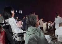 白发妈妈陪轮椅女孩参加音乐节 妈妈是养母