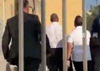 英官员翻译期间遇空袭警报 哈马斯发射的火箭弹即将袭来