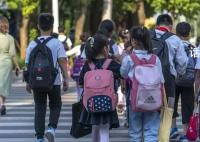教育局回应学校禁止学生带书包回家 相关内容引发网友热议