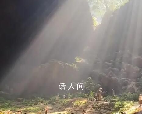 游客天坑内打排球遇丁达尔效应 悠闲惬意仿佛置身世外桃源