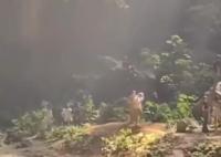 游客天坑内打球仿佛置身世外桃源 仿佛置身于另一个世界