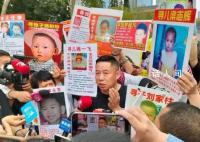 孙海洋案判后寻子家长晕倒送医 难在拐骗拐卖两罪无法合一