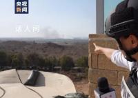 直击加沙遭炮击现场 上空不时可以看到火箭弹发射后形成的白色烟道