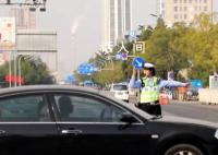 辅警执勤发现风筝线紧急喊停路人 紧急排险