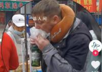 黑河早市摊拉起中俄双语招牌 俄罗斯人组团去黑龙江吃早饭