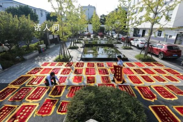 派出所俩月收50多面锦旗铺了一地 实在是太厉害了