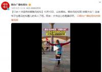 66岁大爷赤脚跑马拉松 大爷这心态是真好呀
