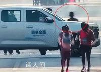大连马拉松中国选手冲刺时被车挡住 最终以2:11:50刷新个人最好成绩