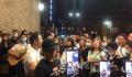 西安年轻人凌晨3点在城墙下跳舞 手搭肩开火车唱歌跳舞
