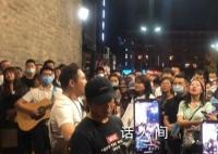 西安年轻人凌晨3点在城墙下跳舞 手搭肩开火车唱歌跳舞