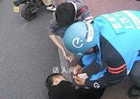 男子三天没吃饭饿晕杭州街头 被救后男子一边擦拭眼角的泪水一边大口吃饭