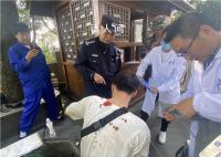小伙爬山晕倒坚持先拜财神再就医 此话一出让在场的人都忍俊不禁