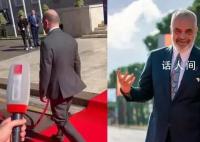 德总理走红毯时“迷路” 旁人大喊