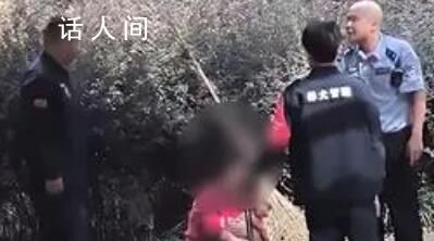 老人遛狗不牵绳被查抱狗痛哭 不愿配合