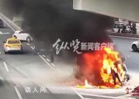 宝马与出租相撞起火 出租司机被控制
